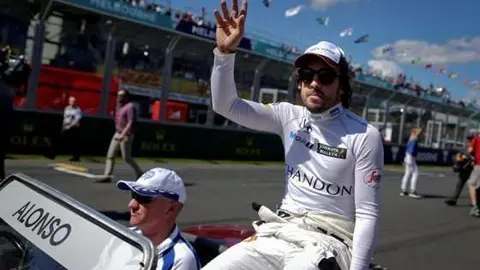 El piloto español Fernando Alonso tras una carrera. (EFE)