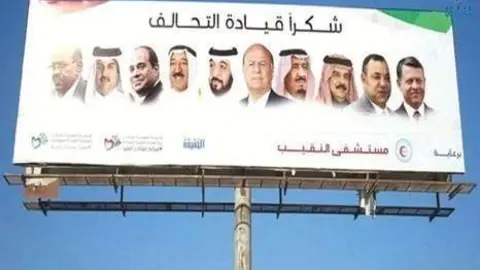 Carteles de los líderes de Emiratos en Adén.
