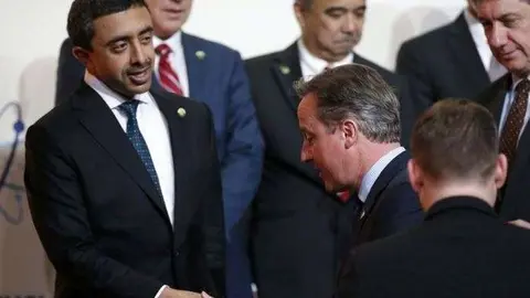 Sheikh Abdullah bin Zayed, Ministro de Asuntos Exteriores y de Cooperación Internacional, saluda primer ministro británico, David Cameron, en la Cumbre de Seguridad Nuclear en Washington (Reuters).