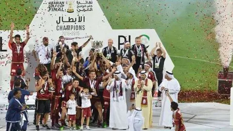 El equipo de Al Wahda de Abu Dhabi tras declararse campeón de EAU.