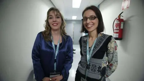 Las oftalmólogas Yerena Muiños y Alicia Galindo.