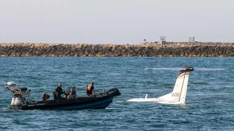 El avión aterrizó en el mar Mediterráneo.