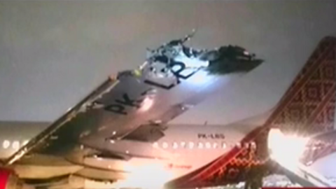 El Boeing 737 tenía daños en el ala.