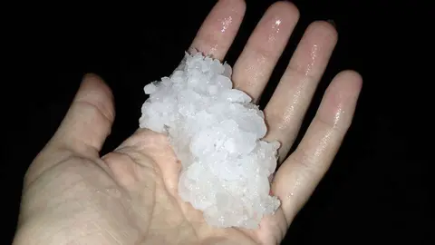 Una residente de Riad con un granizo en sus manos. (Cedida)