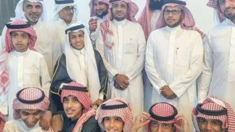 El novio junto a los invitados a la boda.