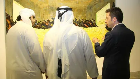 Mimmo Centonze muestra una de sus obras a los invitados. (E.C.)