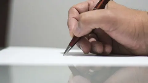 Una firma de un contrato, a modo ilustrativo. (Fuente externa)