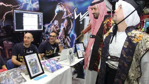 Algunos de los muchos personajes que circulan por las calles de Comic Con. (EL CORREO)