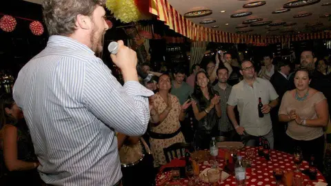 Actuación del Juan Peña en Casa de Tapas de Dubai con motivo de la Feria de Abril de 2016. (EL CORREO)