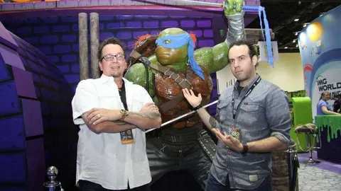 Kevin Eastman -izquierda- y Ciro Nieli en el stand de Nickelodeon. (E.C.)