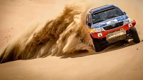 El Team Azimut por las dunas del desierto de Liwa. 