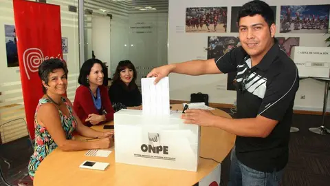 Un peruano deposita su voto en la urna situada en el Consulado de Perú en Dubai. (EL CORREO)