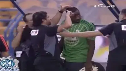 Durante el encuentro el árbitro ejerció de peluquero.