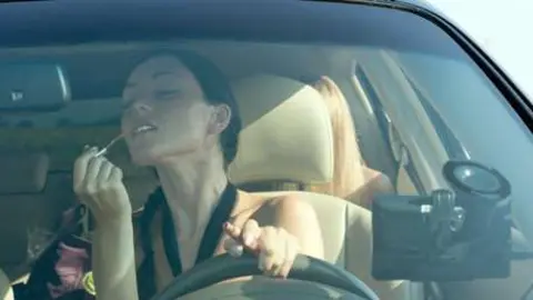 Maquillarse al conducir implicará una sanción en Emiratos. (Fuente externa)