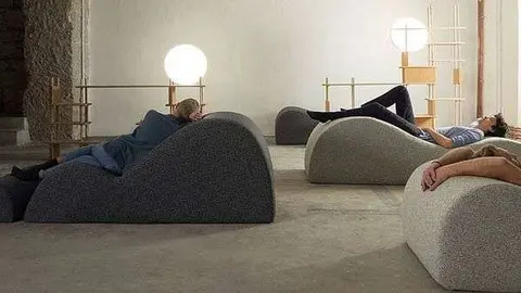 El bar dispone de cómodos sillones para descansar.