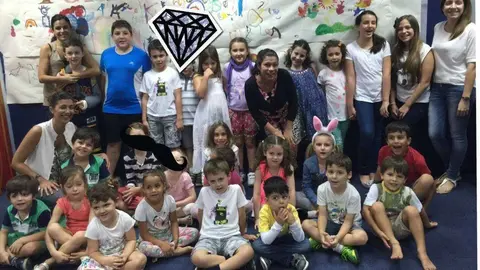 Foto de grupo de los niños que participaron en el campamento junto con los profesores.