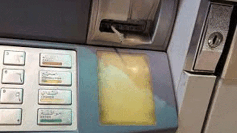 Una serpiente saliendo de un cajero automático en Adham. (Sabq)