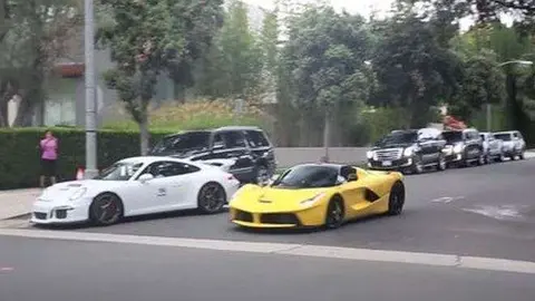 Una captura de Youtube muestra dos vehículos implicados una carrera callejera.