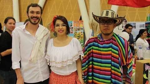 Juliana García y el estudiante boliviano Mijael a su izquierda.