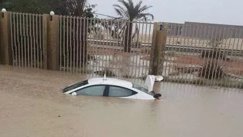 Coche sumergido por las fuertes lluvias el pasado martes en Riad. (Cedidas)