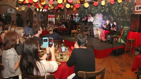 El restaurante Seville's ofrece cada noche un ambiente netamente de feria. (EL CORREO)