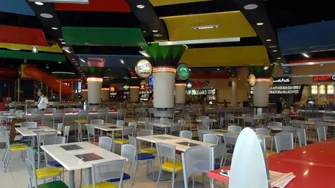 Una imagen de la zona de comidas de un centro comercial.