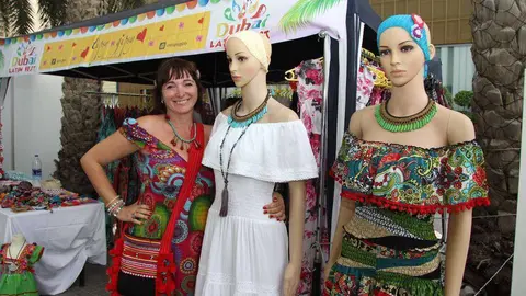 Cristina Franco, junto a algunas de sus propuestas de moda. (EL CORREO)