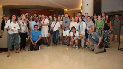Foto de familia de los integrantes de la expedición de Renault España en el vestíbulo de hotel The Address de Dubai Marina. (EL CORREO)