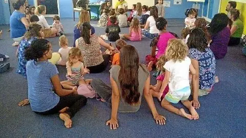 Un momento de la Hora del Cuento en Abu Dhabi.