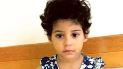 Imagen de la niña de dos años abandonada en Omán.