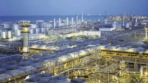 Imagen de una refinería de Abu Dhabi.