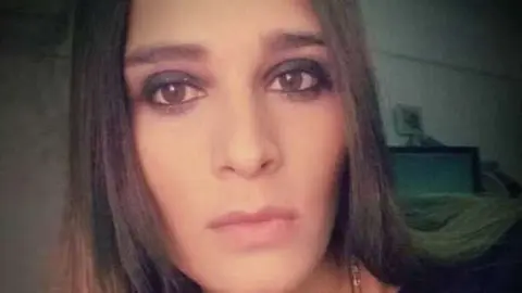 Elina Bernasconi, la joven que sufrió muerte cerebral en un avión de Qatar Airways.