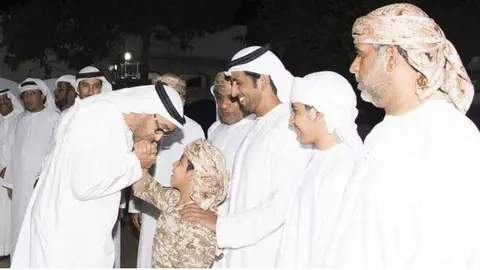 El príncipe heredero de Abu Dhabi durante su visita a Al Ain.