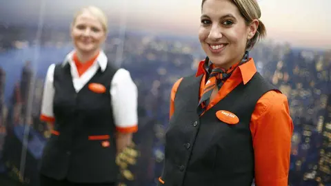 Tripulación de cabina con manos en la espalda.