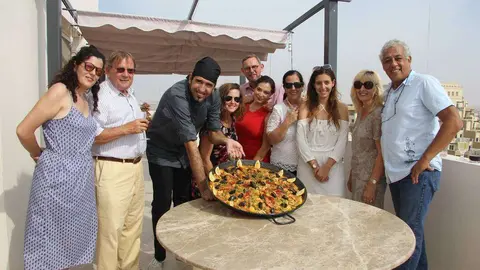 El chef Luis Ezqueta, acompañado del grupo de agradecidos comensales, muestra la paella que preparó en Al Marjan Island. (EL CORREO)