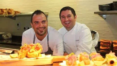 Los chefs mexicanos Carlos Hannnon -a la derecha- y Daniel Hurtado, en La Tablita. (EL CORREO)