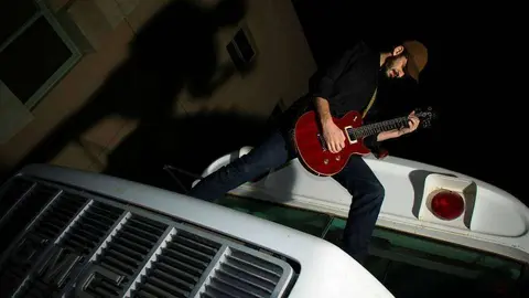 Nacho, a la guitarra eléctrica.