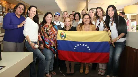 Foto de familia de parte de los asistentes a la celebración de la independencia venezolana. (EL CORREO)