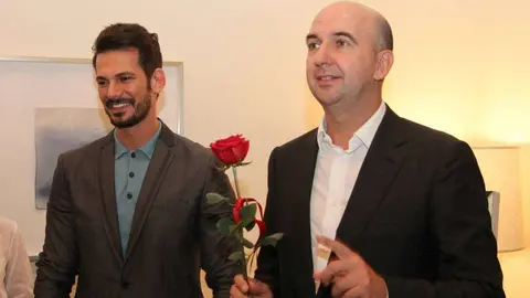 Ricardo Fisas -derecha-, junto al presentador de televisión sirio Nouraldin Al Yousuf. (EL CORREO)