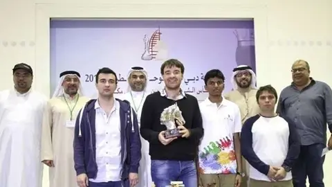 Lázaro Butrón con el trofeo conquistado en Dubai.