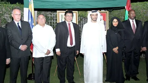 Robert Noriega, encargado de la Embajada de Venezuela en Abu Dhabi, junto a varias personalidades asistentes al acto. (Manaf K. Abbas)