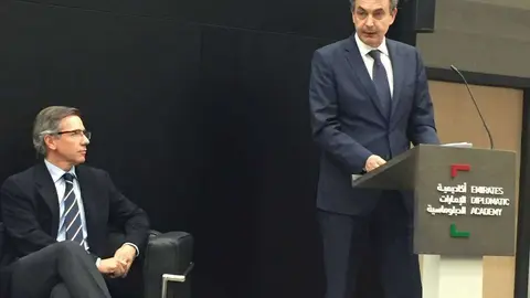 Rodríguez Zapatero, durante su intervención en la Academia Diplomática de Emiratos Árabes. A la izquierda, Bernardino León. (EL CORREO)