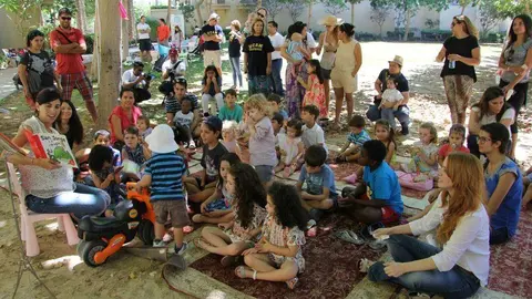 Durante el evento se leyó el libro Sant Jordi y el drágon. (E.C.)