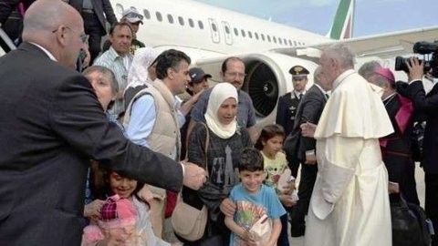 El papa Francisco junto a unos inmigrantes a su regreso de la isla de Lesbos.