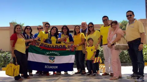 Un grupo de asistentes a la misa homenaje a Ecuador en Dubai.