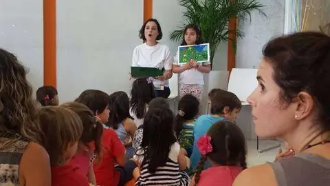 Claudia Mejía, fundadora de La Hora del Cuento, se dirige a los niños en los actos del cuarto aniversario. (Cedida)