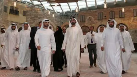 El jeque Al Maktoum durante el recorrido por la obra del Parque Temático de Dubai.