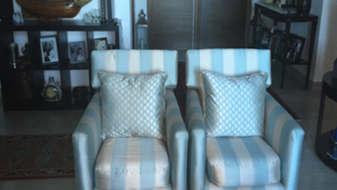 Cinco sof&aacute;s por 3.000 dirhams.