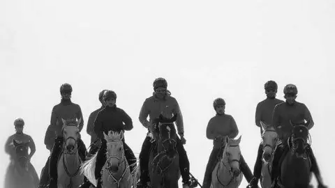 Paseo del jeque Hamdan y amigos a caballo por la playa de Dubai.