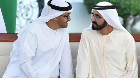 Su Alteza el jeque Mohammed bin Rashid Al Maktoum durante su visita al jeque Mohamed bin Zayed Al Nahyan en Al Bahr al Majlis Palace, Abu Dabi (WAM)